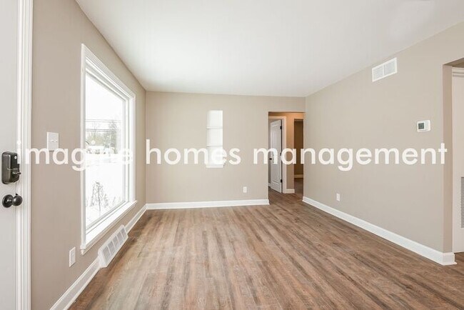 Building Photo - 3 Bedroom Home in Mayfield Heights. Washer...
