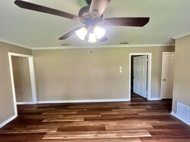 Building Photo - Tour Today! 3 Bedroom 2 Bath Single Family Home in Longview!