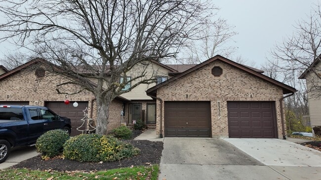 Spacious 2-Bed Townhome with Finished Basement, Pond View & Attached Garage in Fairfield - Spacious 2-Bed Townhome with Finished Basement, Pond View & Attached Garage in Fairfield