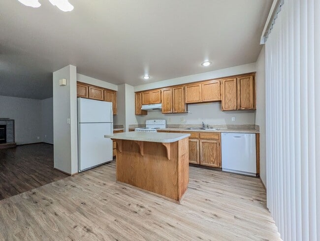 Building Photo - Move-in ready and beautifully maintained 3-bedroom, 2-bath rambler with a 2-car garage!