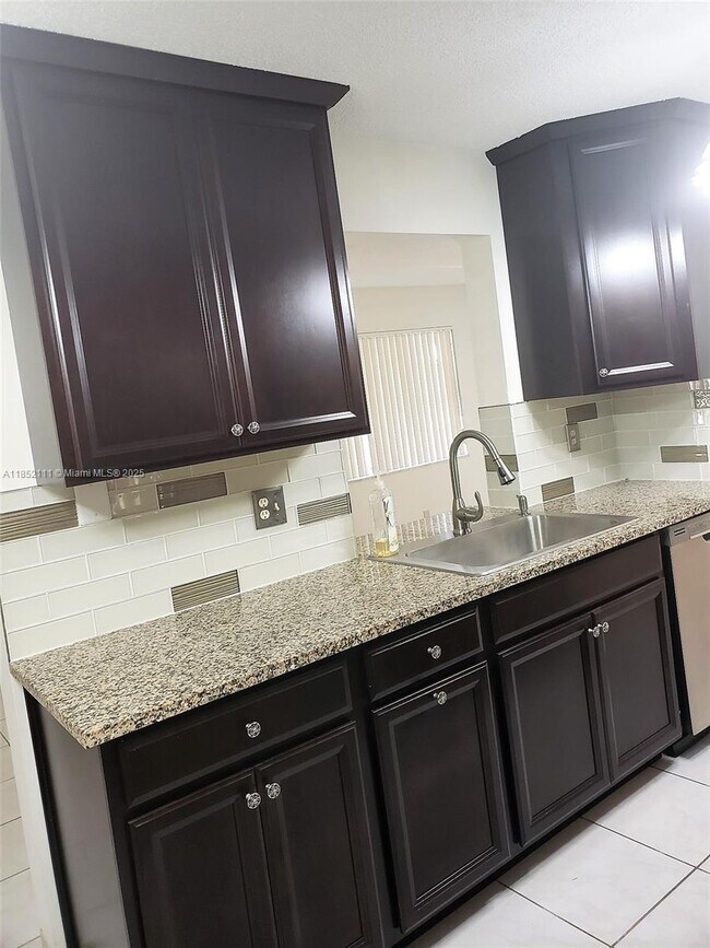 Foto del edificio - 708 SW 24th St