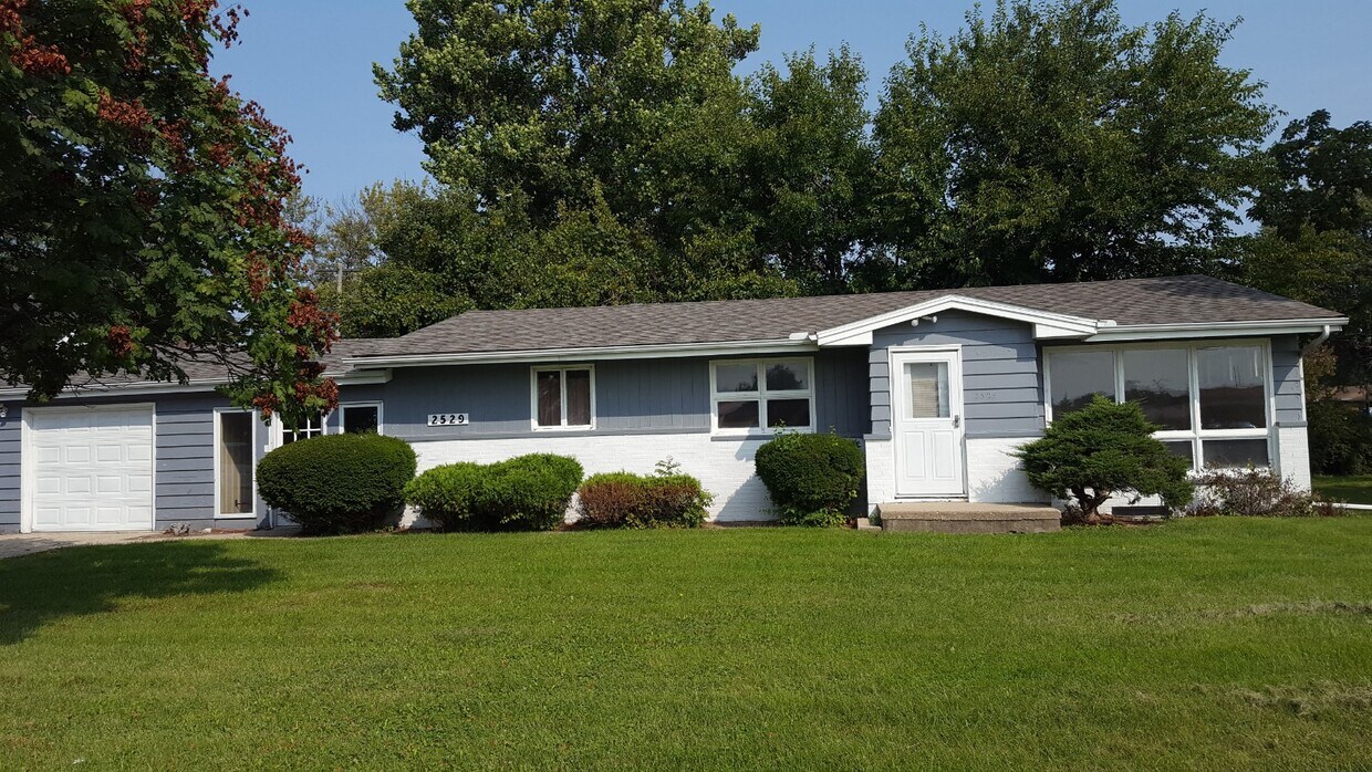 FRONT - 2529 W Richwoods Blvd
