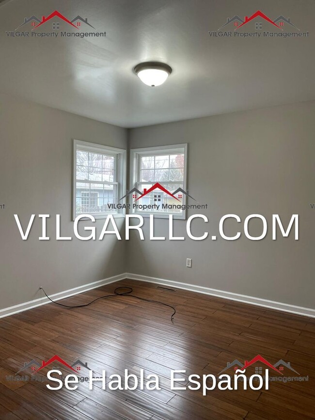 Building Photo - Nice neighborhood: 5 bedrooms, 1.5 baths h...