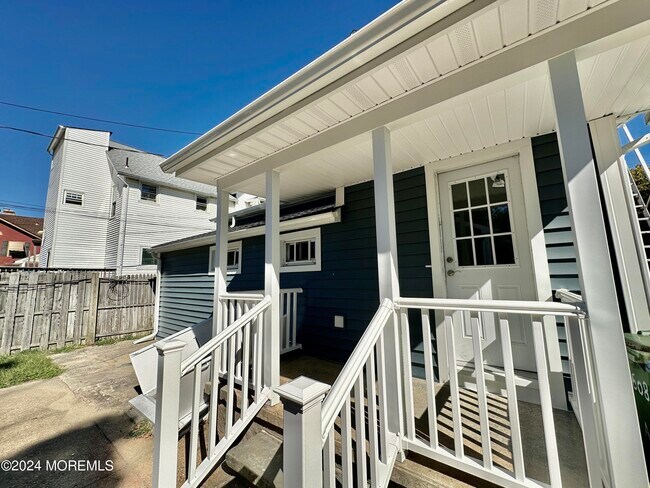 Building Photo - 608 7th Ave