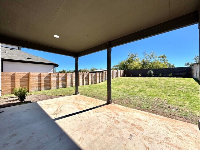 Building Photo - Spacious 4/BR 3/BA Home with Modern Upgrad...