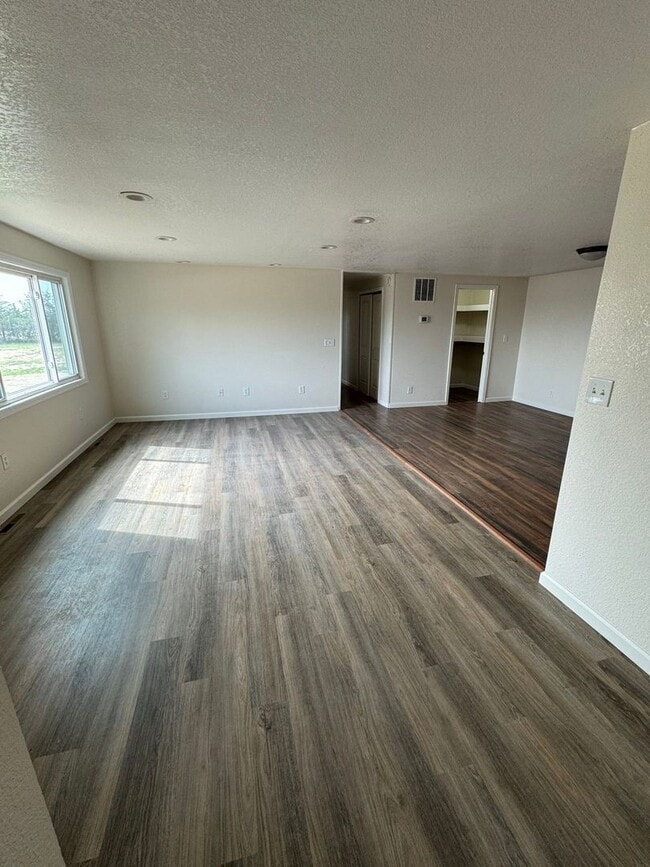 Building Photo - 4 Bedroom 2 Bath - Quiet country Property