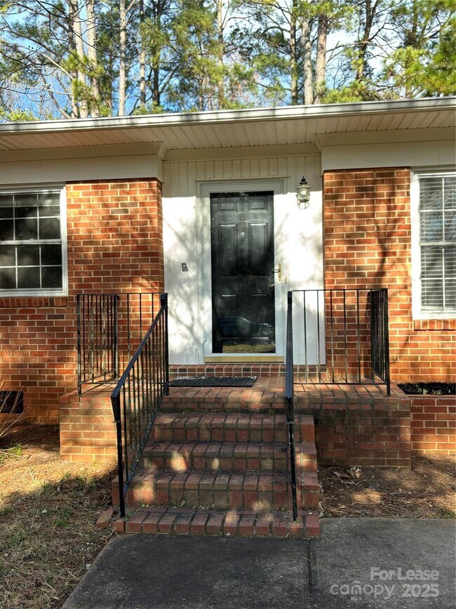 Foto del edificio - 818 Ferndale Dr