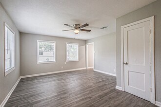 Building Photo - 1539 Pleasantville Dr
