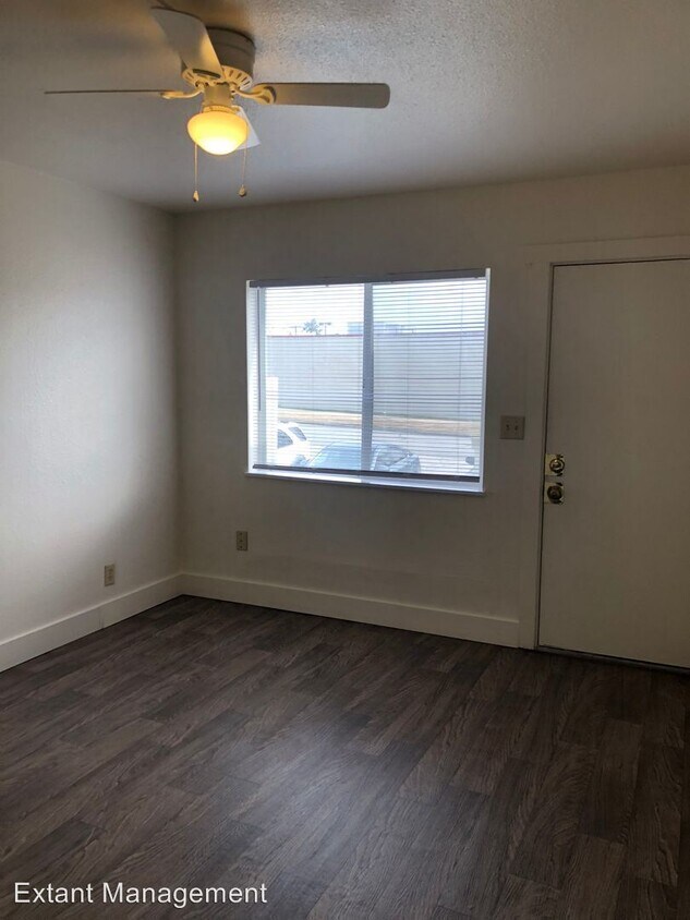 Building Photo - 220 S Elm St