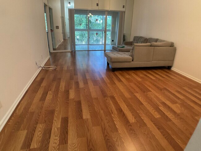 Foto del edificio - 5016 Rose Hill Dr