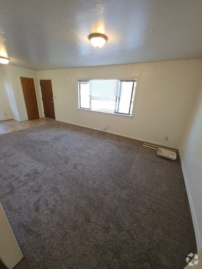 Building Photo - 1355 Elm Ave