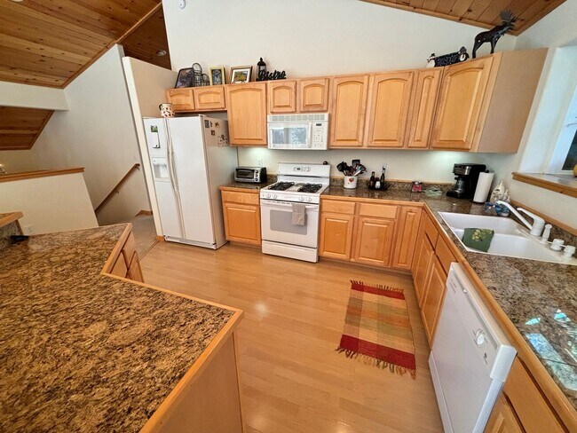 Building Photo - Truckee Summer Rental