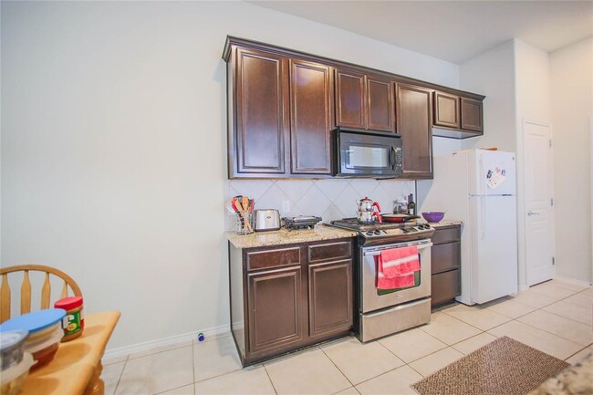 Building Photo - 6410 Guilford Glen Ln