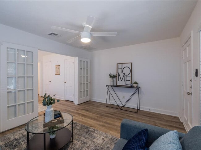 Foto del edificio - 906 Capitol Ct