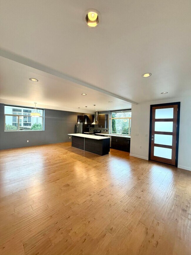 Foto del edificio - Contemporary West Seattle Home on a Tree-Lined Street – Near Parks, Beaches & Downtown