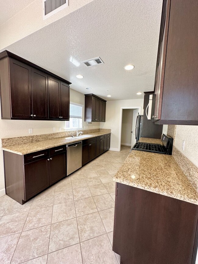 Building Photo - Oak Haven Village 3 Bedroom 2.5 Bath Singl...