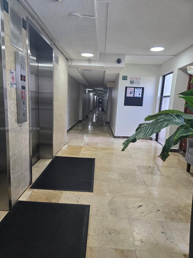 Foto del edificio - 17021 N Bay Rd