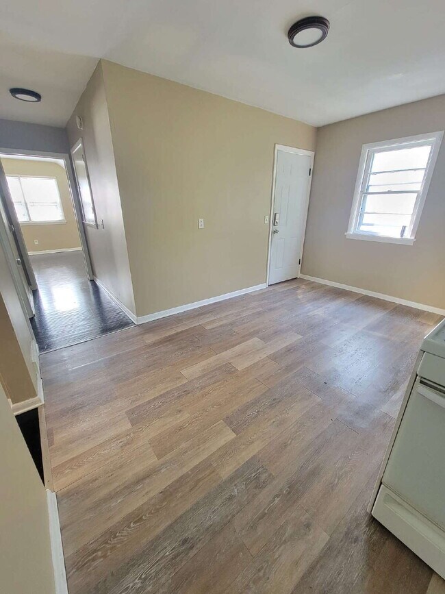 Foto del edificio - Spacious Updated One-Bedroom Apartment – R...