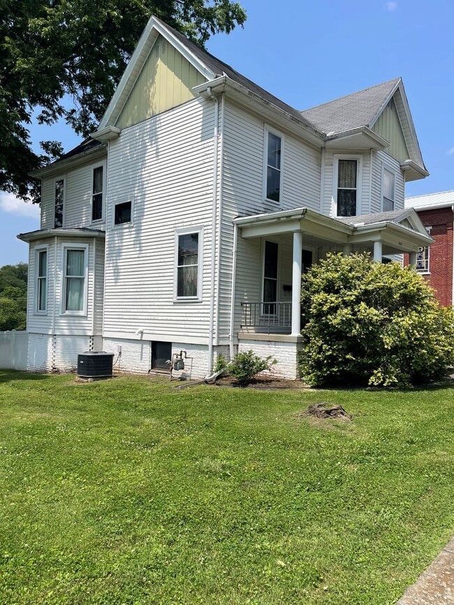 Building Photo - Beautiful historic home