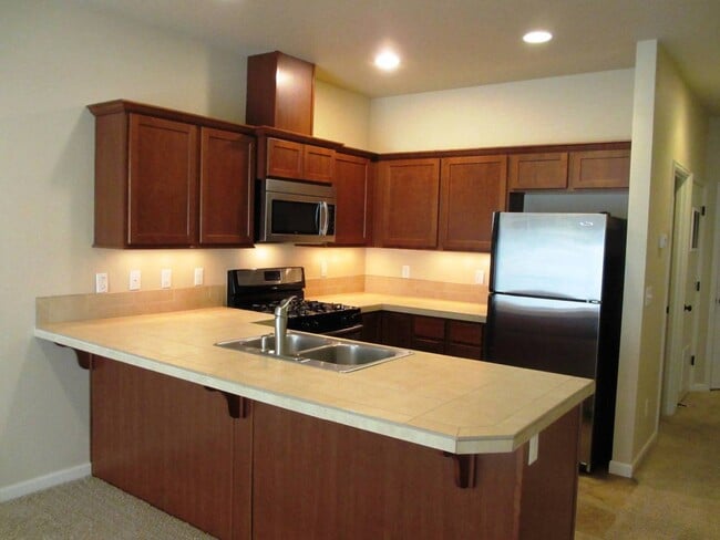 Building Photo - Well-Maintained Townhome in Desirable SW P...
