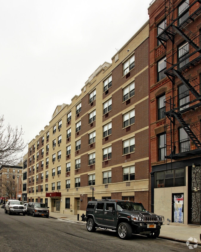 Building Photo - 709 E 6th St