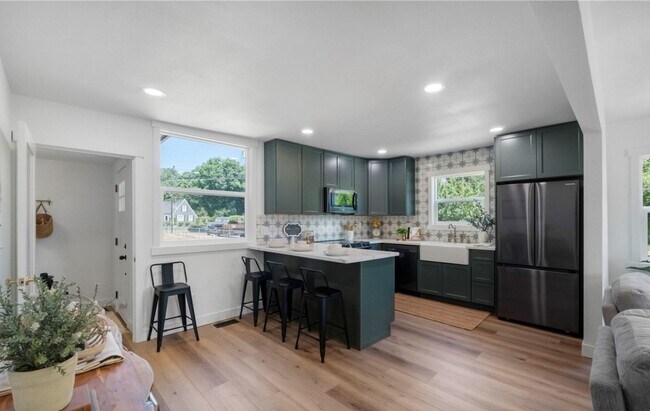 Foto del edificio - Gorgeous and Available Now!