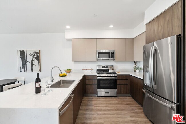 Foto del edificio - 6144 Whitsett Ave