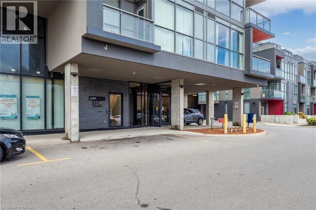Photo du bâtiment - 5220 Dundas St