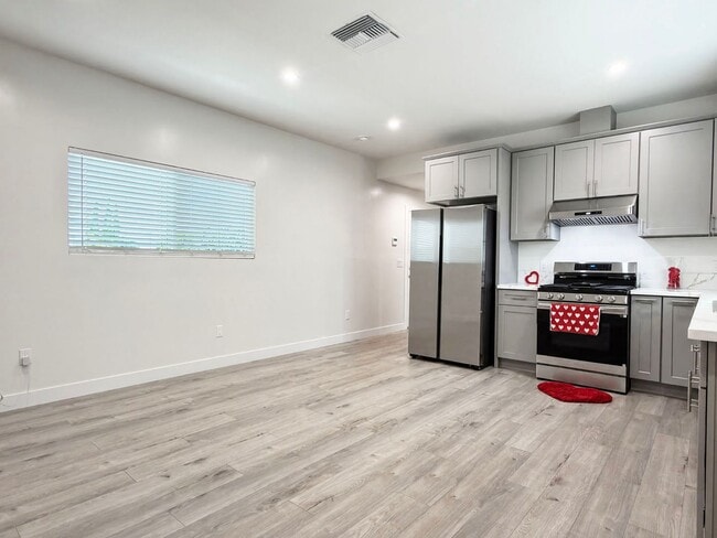 Building Photo - **5827 Eastbrook Ave Lakewood** Upstairs 1 bedroom 1 bath !! 2 weeks free OAC !!