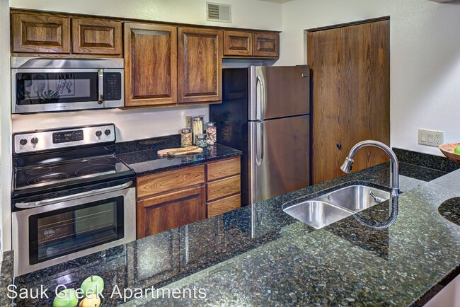 Building Photo - 21-21 Sayner Ct