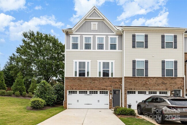 Foto del edificio - 2523 Grantham Place Dr