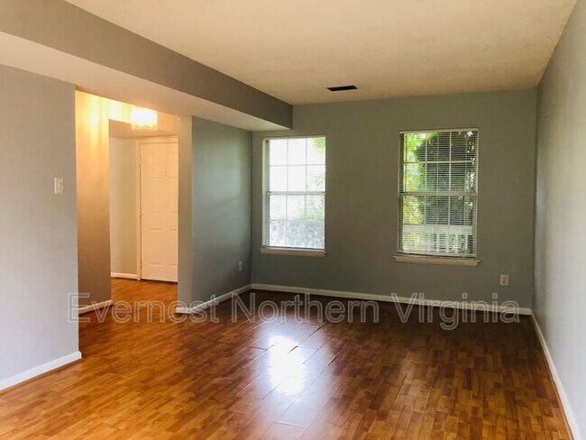 Building Photo - 5589 Roundtree Dr