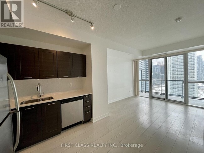 Building Photo - 20 Bruyeres Mews