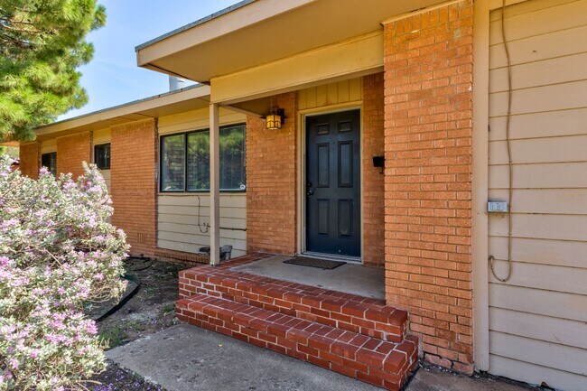 Building Photo - Flexible 4-Bedroom (or 3-Bedroom + Bonus R...