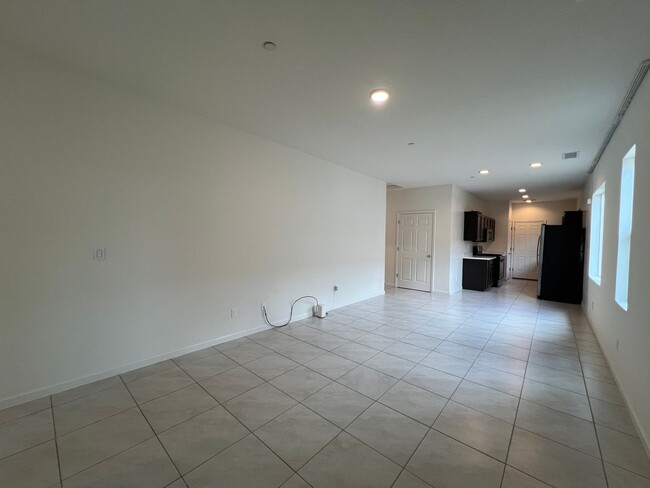 Building Photo - 587 Sandtrap Ln