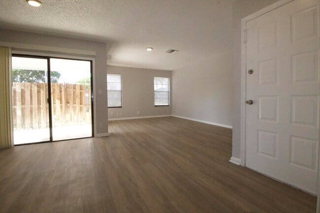 Building Photo - 9206 Roan Ln
