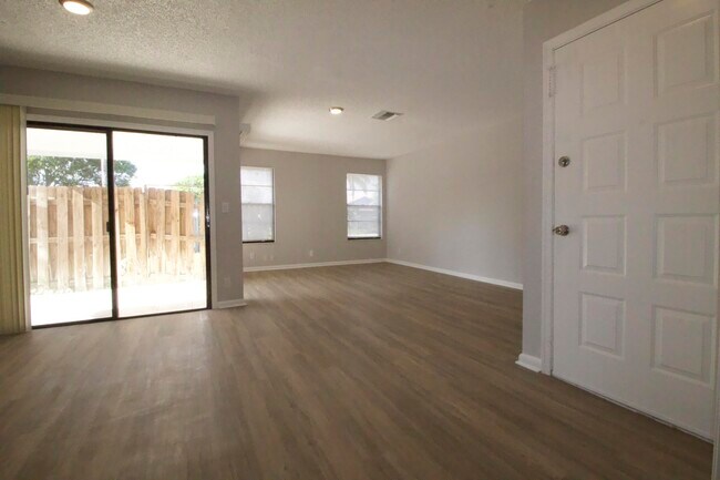 Foto del edificio - 9206 Roan Ln