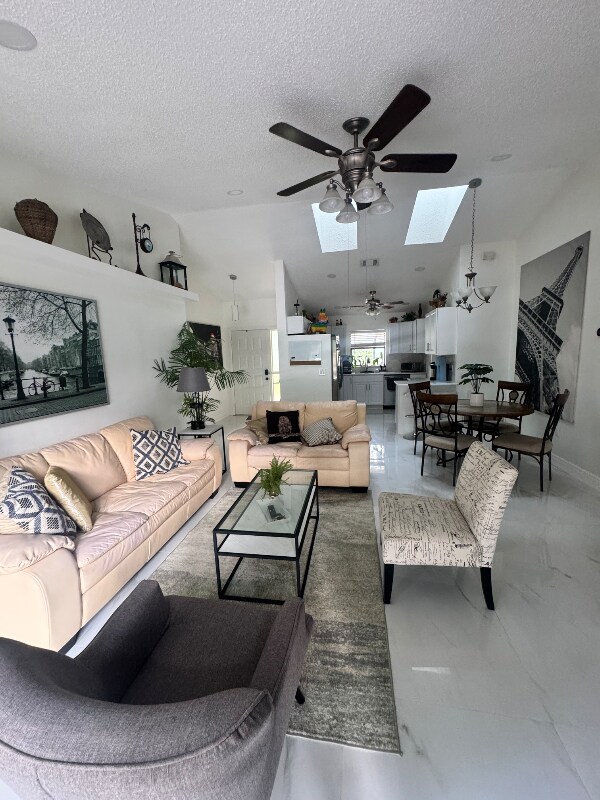 Foto del edificio - 949 Cinnamon Ct