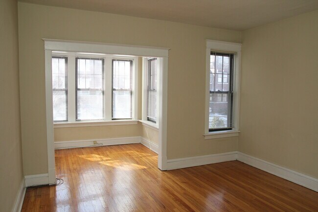Building Photo - 6327 N Rosebury Ave