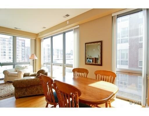 Dining - 2025 S Indiana Ave