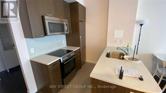 Photo du bâtiment - 295 Adelaide St W