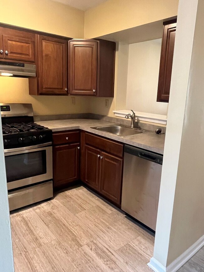Building Photo - Patriot's Ridge 2 Bd / 1.5 Bth Condo in Ce...