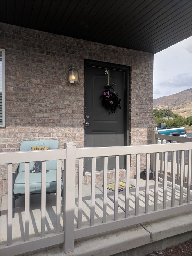 Beautiful townehome - 2350 S Hwy 89