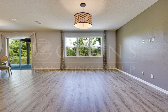 Foto del edificio - Spacious 4 Bedroom Home with Loft – Prime ...