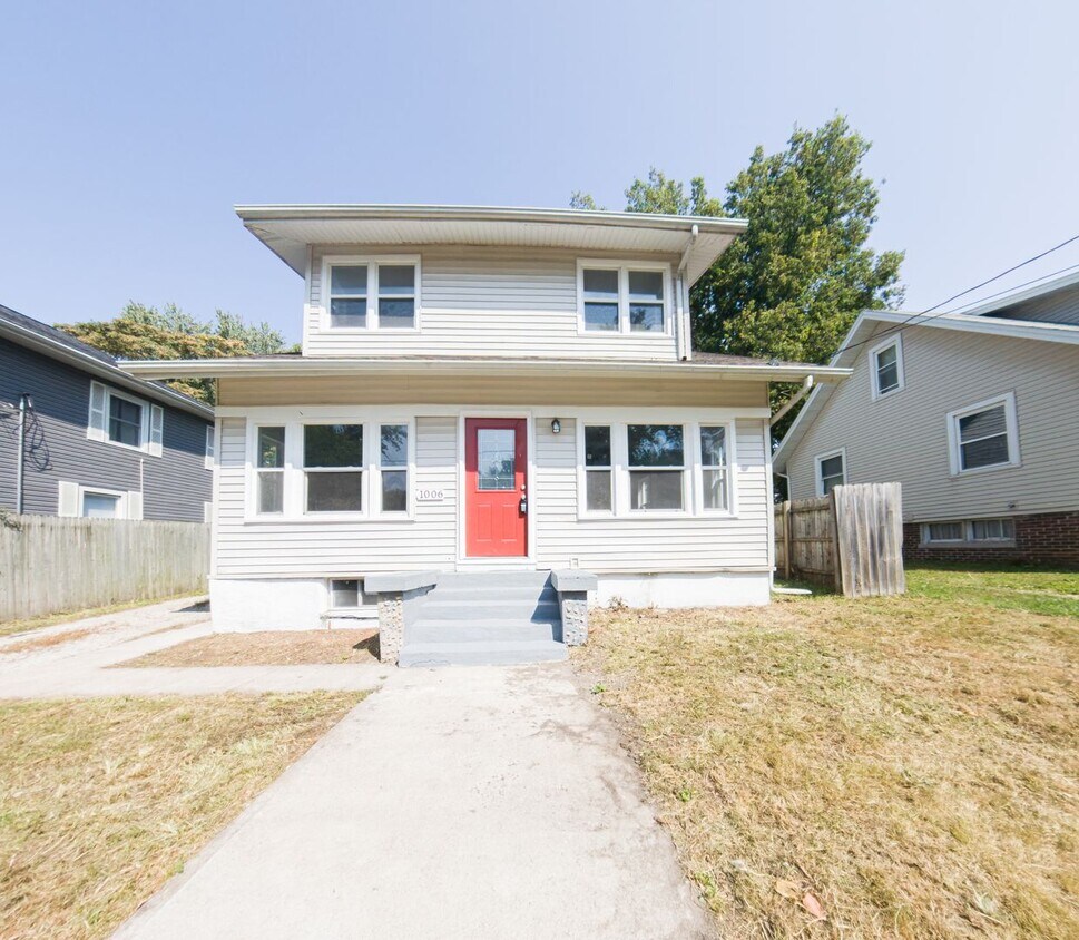 Foto principal - Updated 3 Bedroom 1,800 SQFT Home for Rent