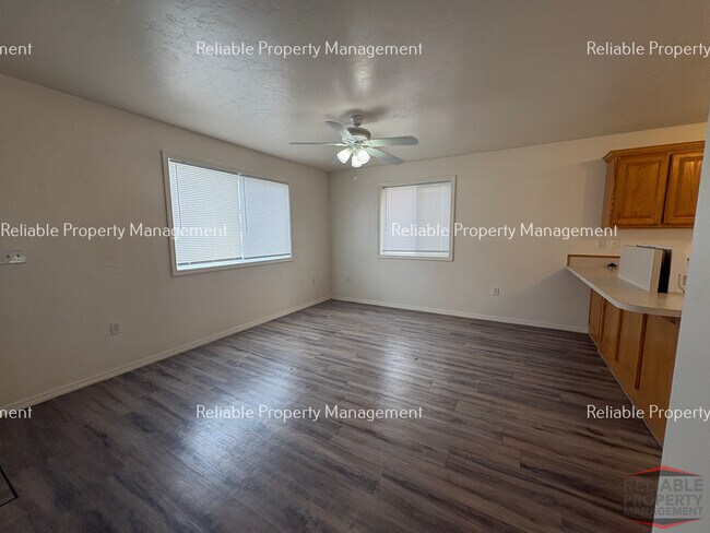 Foto del edificio - 230 W Anderson St