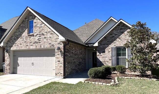 Building Photo - 1050 Shadow Bluff Dr