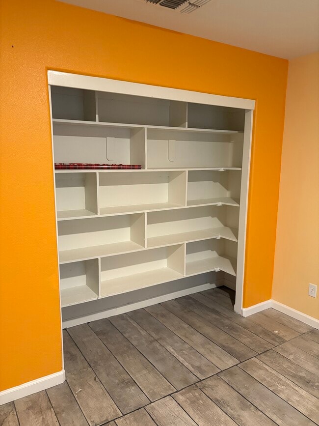 Armario 2 - 319 Las Palmas St