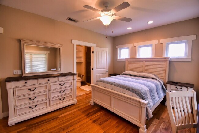 Foto del edificio - 3 bed/3 bath luxury townhouse walking distance to FSU campus. Available Fall 2026! FULLY FURNISHED!