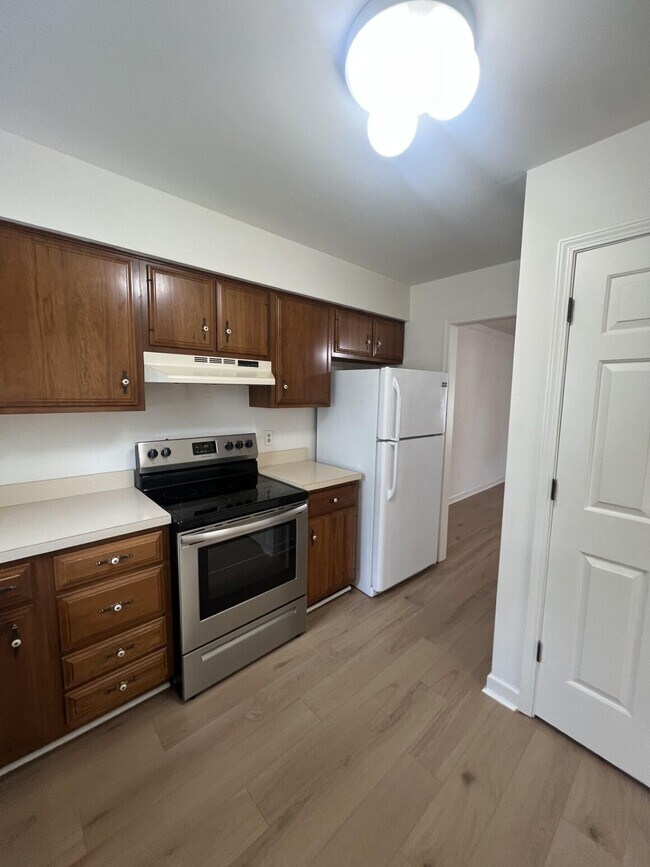 Building Photo - 409 Woodview Dr